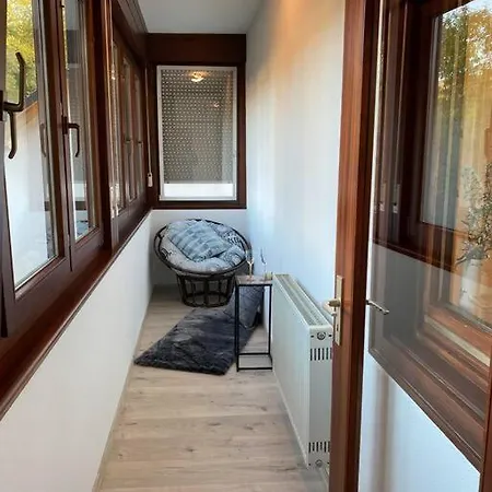 Vali's One Apartment *